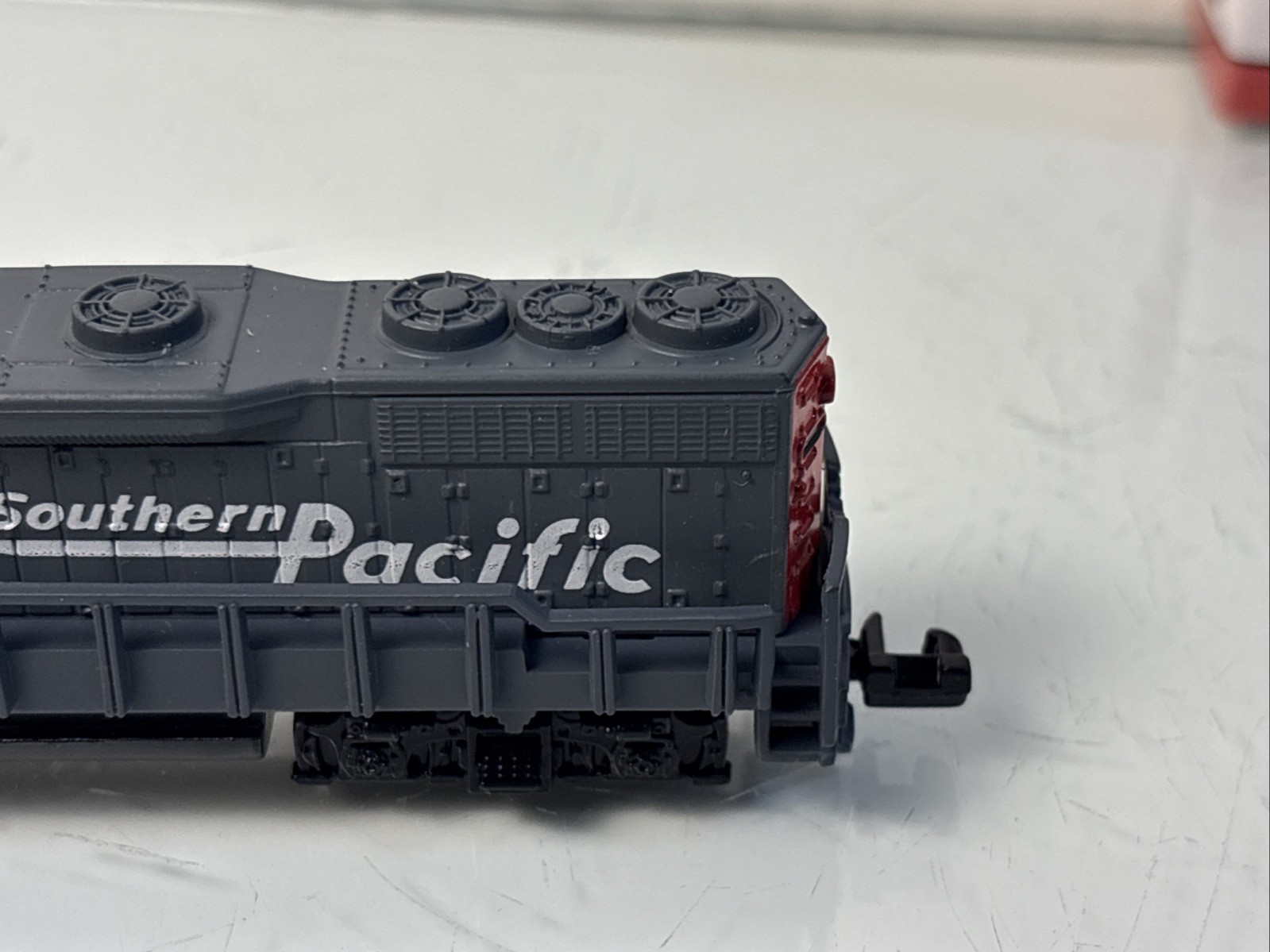 N Scale Southern Pacific 9725 Diesel Locomotive Caboose Box Railroad 3 Tracks