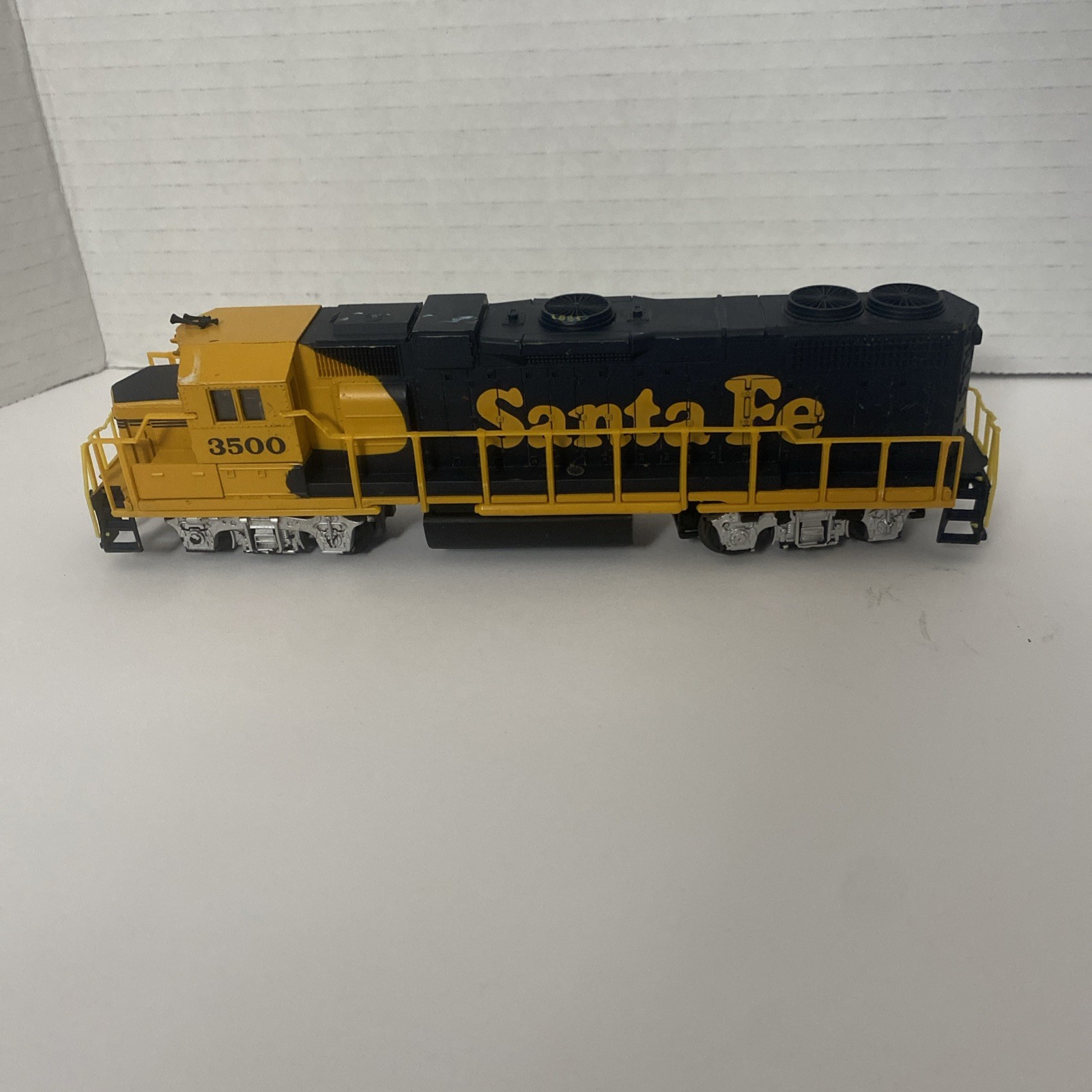 Life-Like HO Scale Santa Fe 3600 Diesel Locomotive Blue Yellow Train Engine