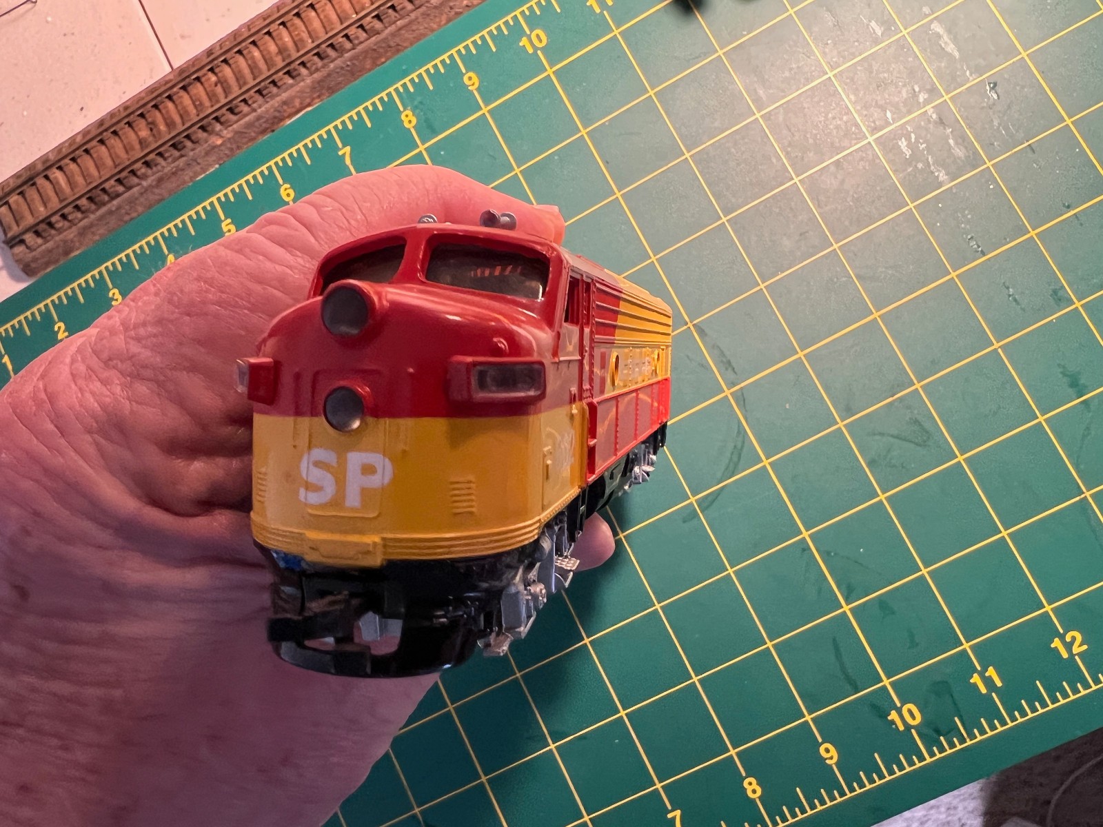 Bachmann HO F-9 diesel & Caboose Southern Pacific 602 Orange/Red Merger Scheme