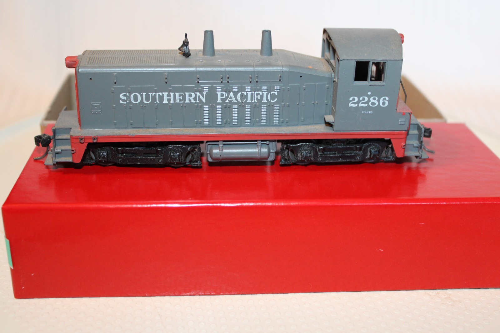HO Scale Athearn, SW-1500 Diesel Locomotive, Southern Pacific Gray #2286