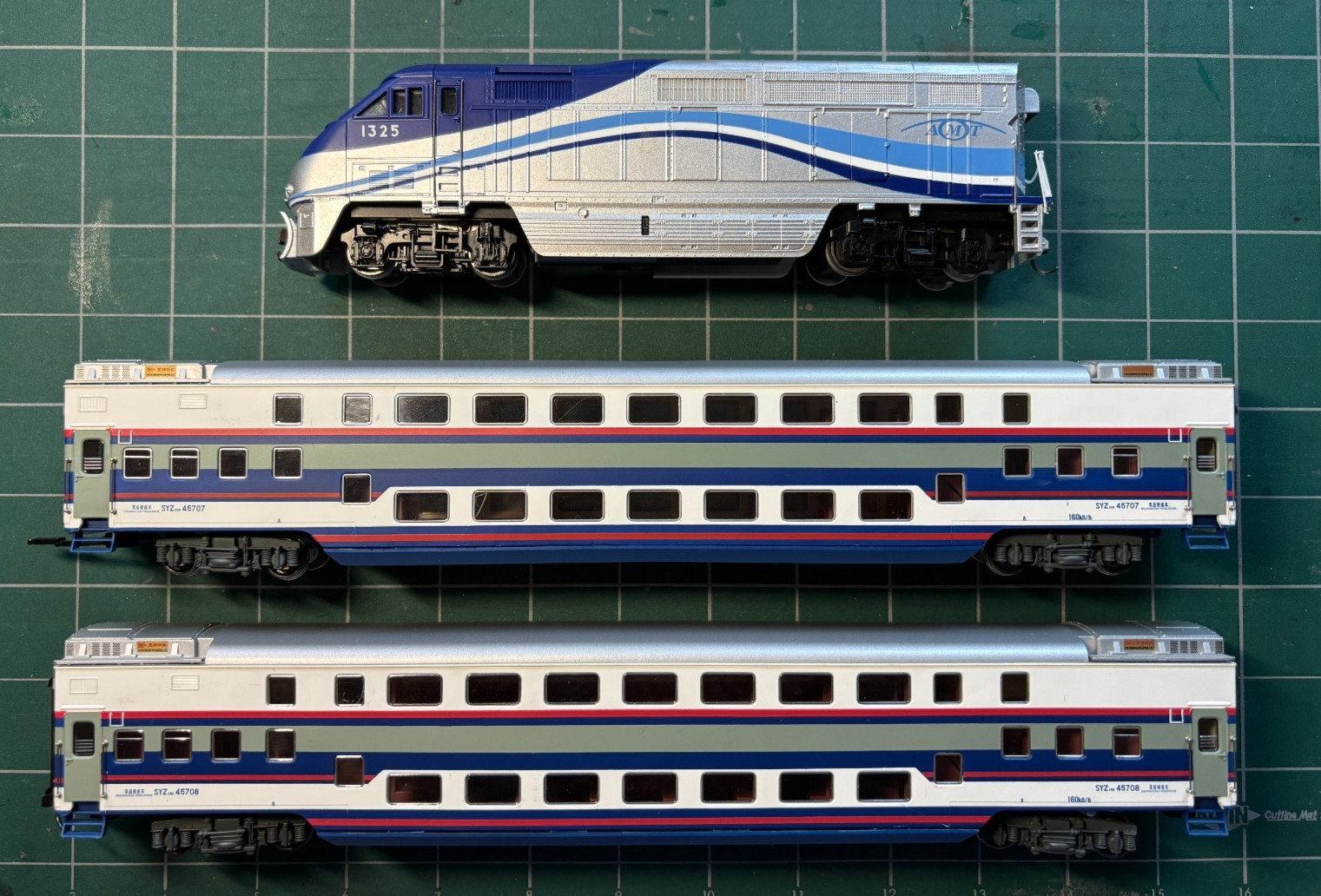 Athearn HO 2618 AMT F59PHI Powered Loco 1325 w 2 Bachmann Double Desk Coach Cars
