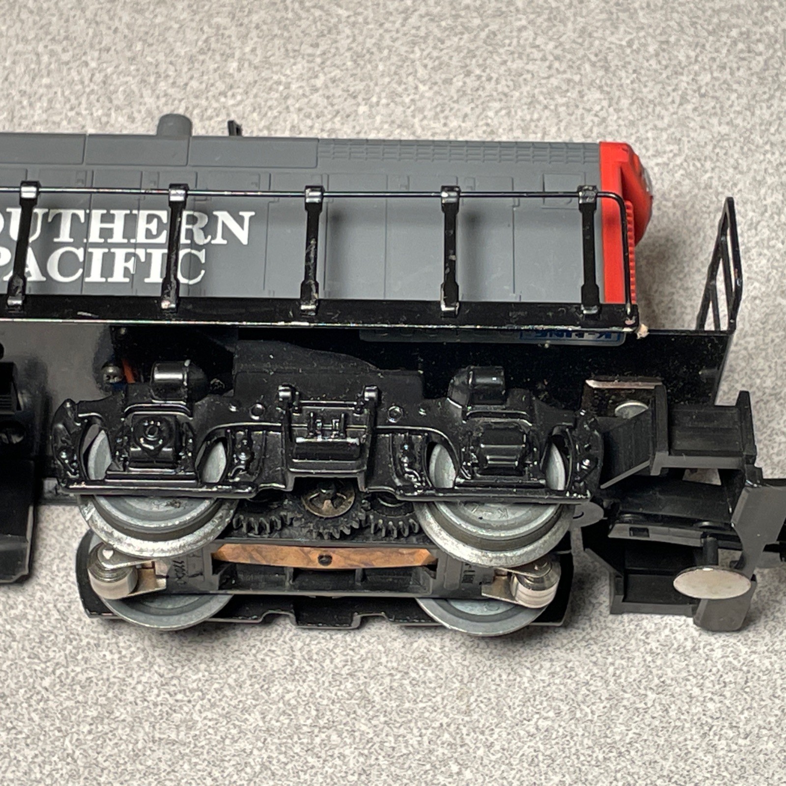 K-LINE O-scale SOUTHERN PACIFIC LOCOMOTIVE #2216 Diesel Engine Train Nice!!