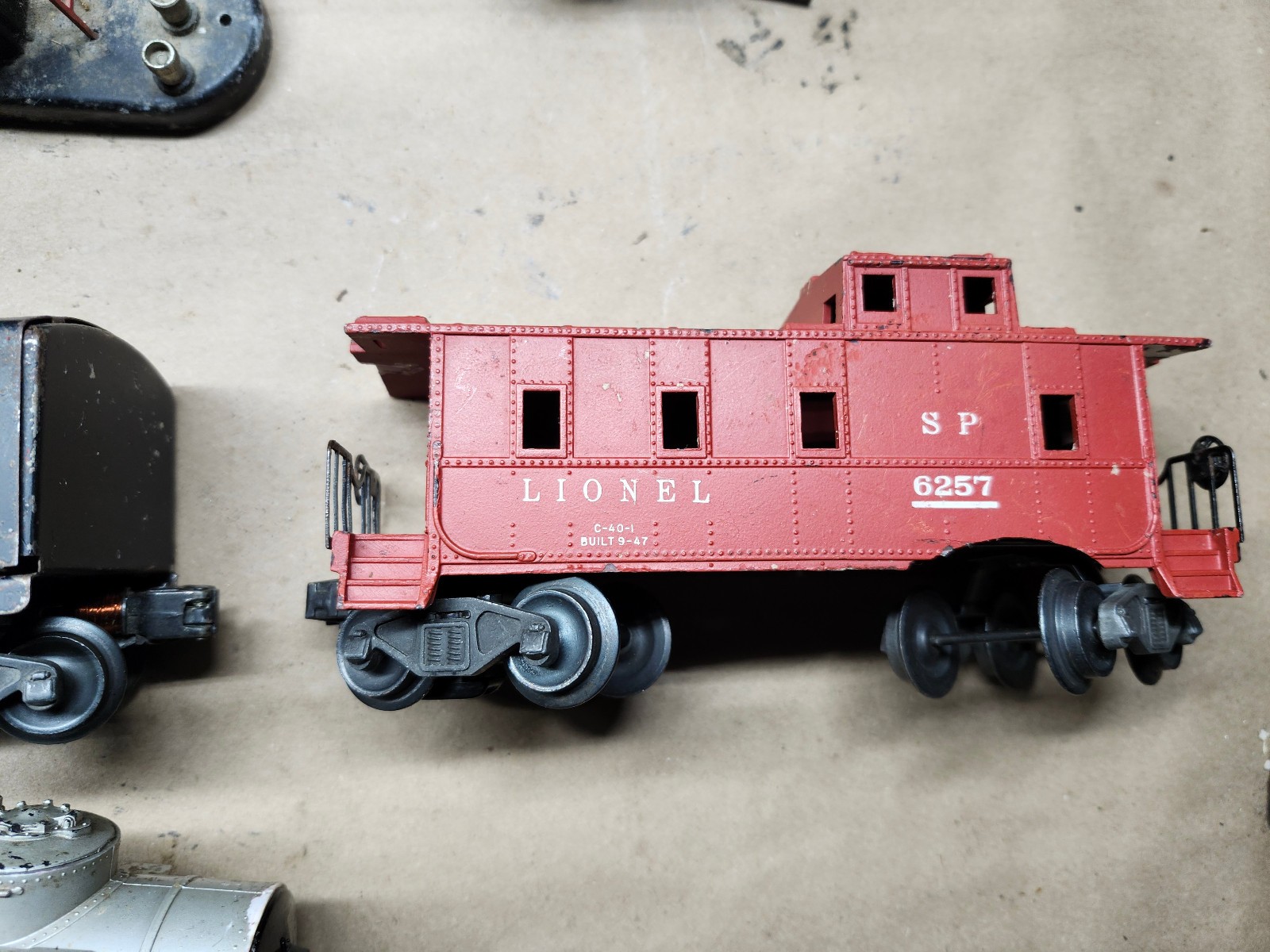 LIONEL 1655 2-4-2 LOCOMOTIVE,TENDER,2 CARS,CABOOSE, BRIDGES, ACCESSORIES