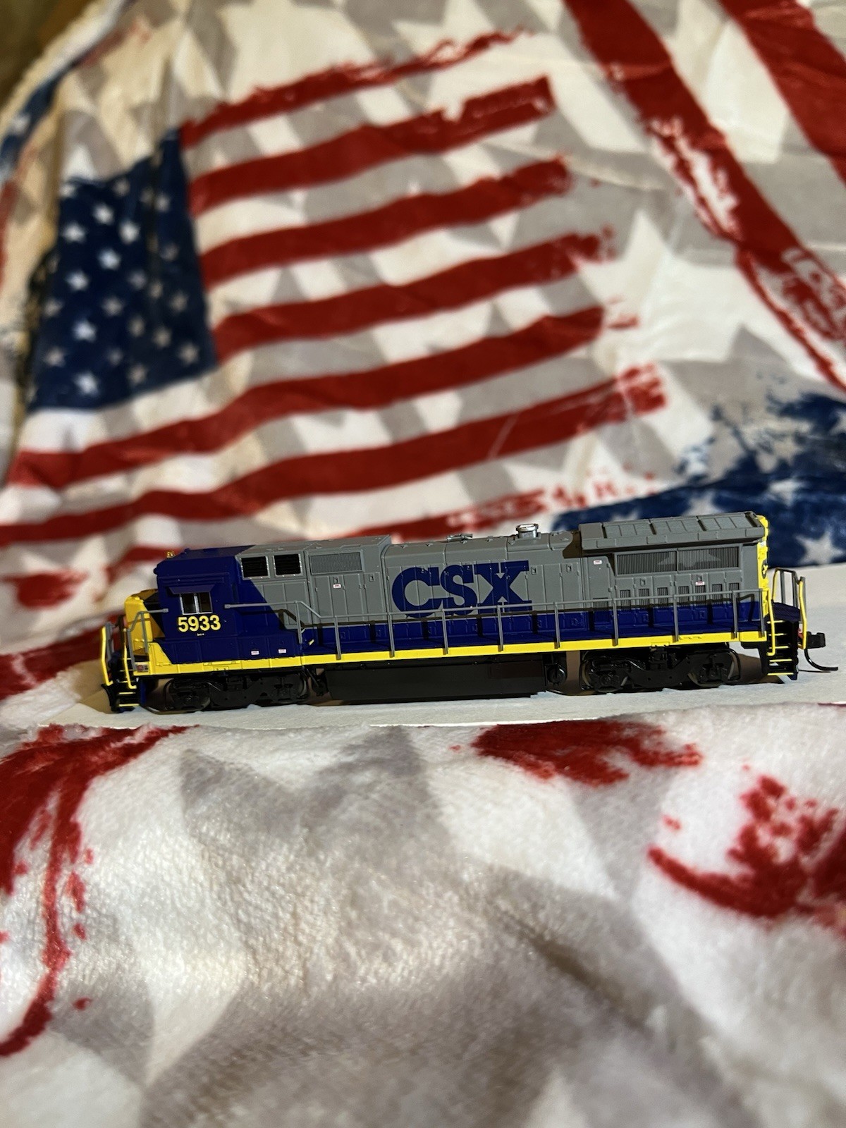 Atlas N Scale #48710 Dash 8-40B CSX # 5933 New In Box. DCC Ready.