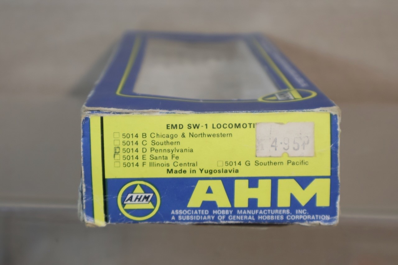 AHM 5014 HO GAUGE PENNSYLVANIA PRR EMD SW-1 DIESEL LOCOMOTIVE 1867 BOXED op