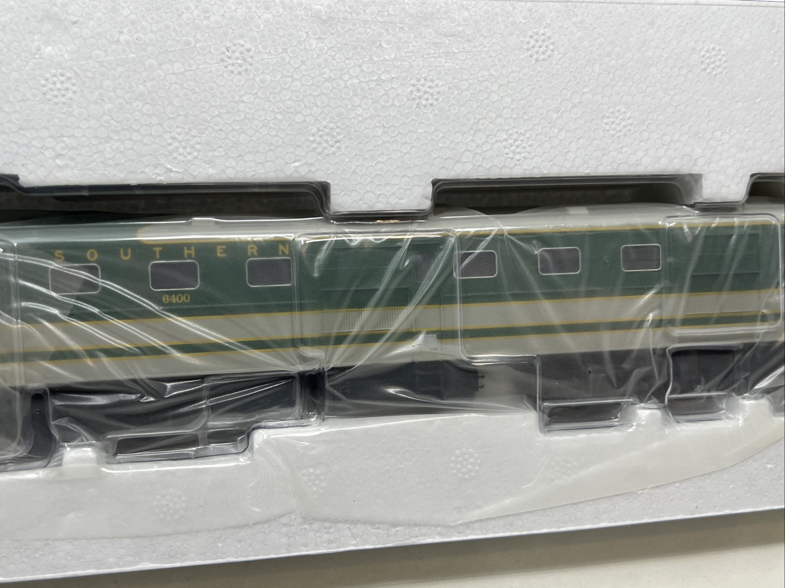 Walthers 910-9106 Southern Alco DL-109 Diesel Locomotive #6400 NIB