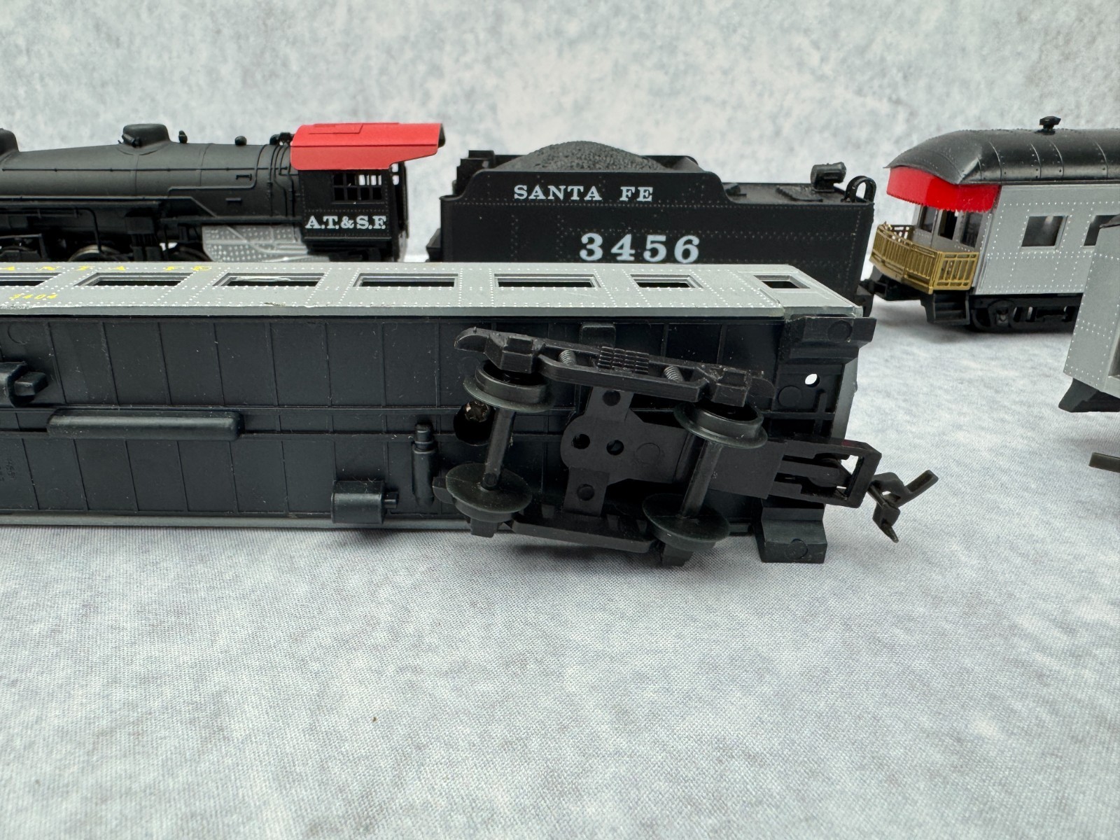 Model Power HO Santa Fe 3456 Pacific Steam Locomotive, 3 Passenger Cars & Track