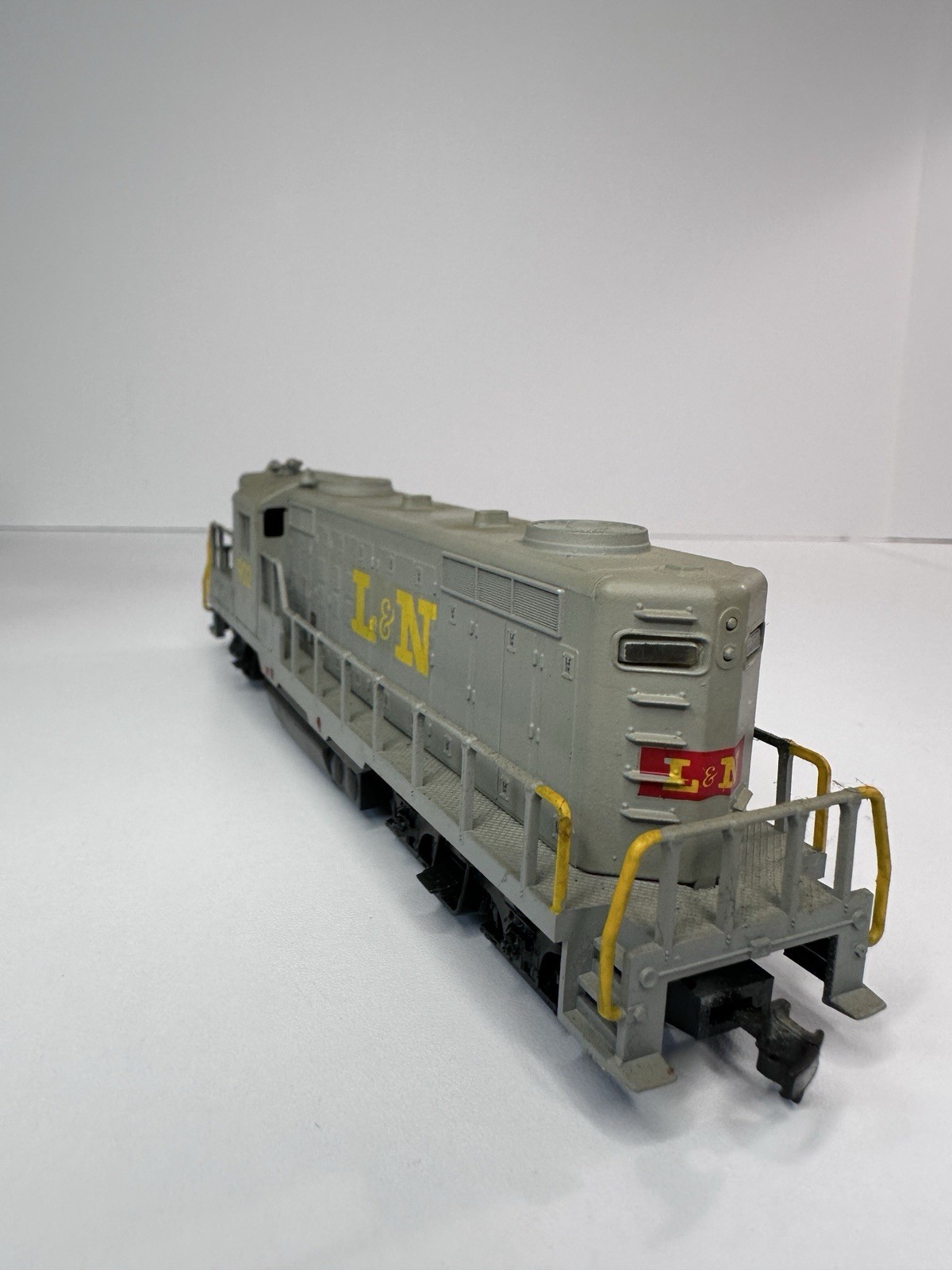 AHM EMD GP-18 Diesel Loco L&N #902