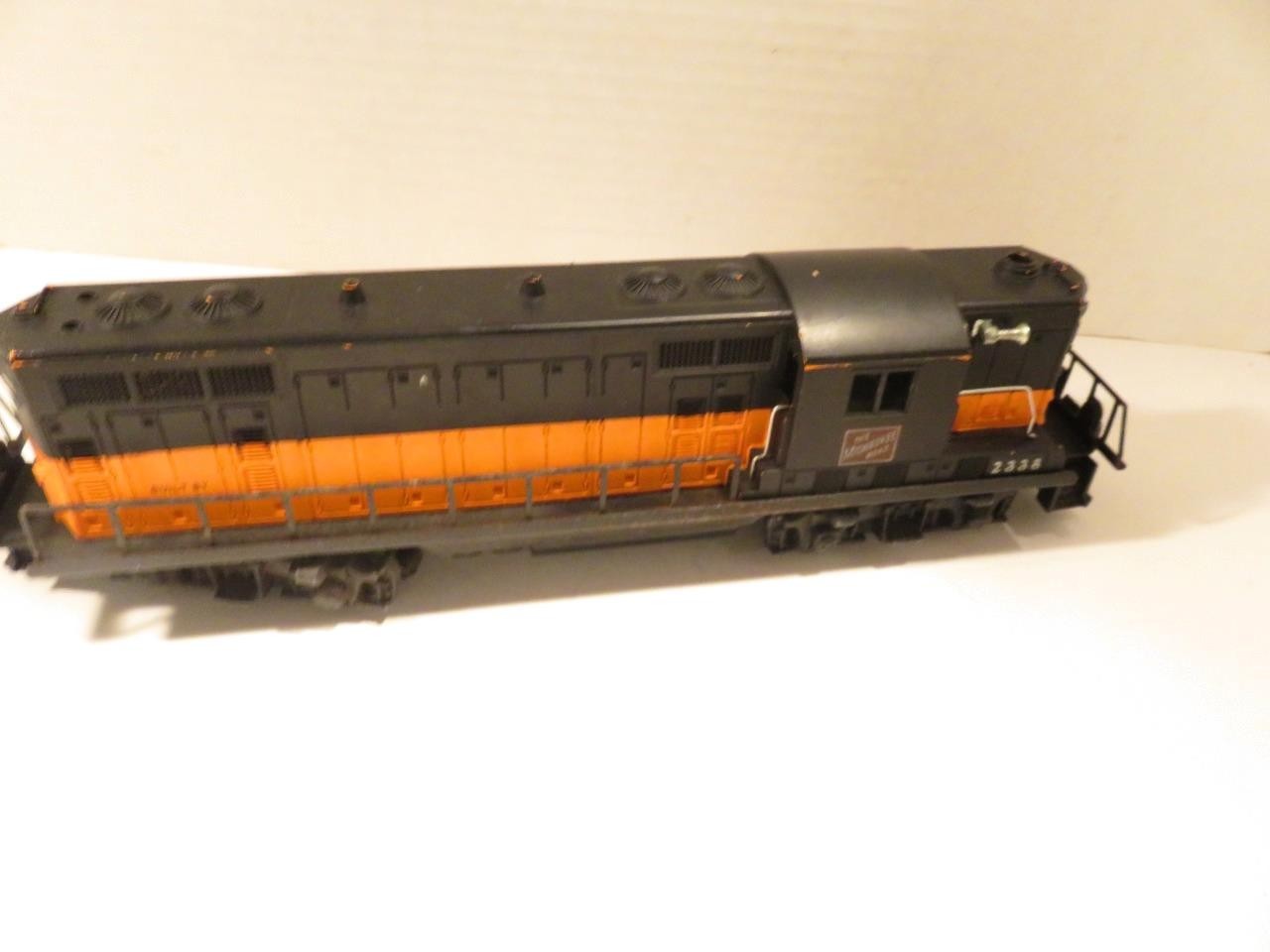 LIONEL POST-WAR TRAINS 2338 MILWAUKEE GP-9 DIESEL -RUNS FINE- FAIR- H1W