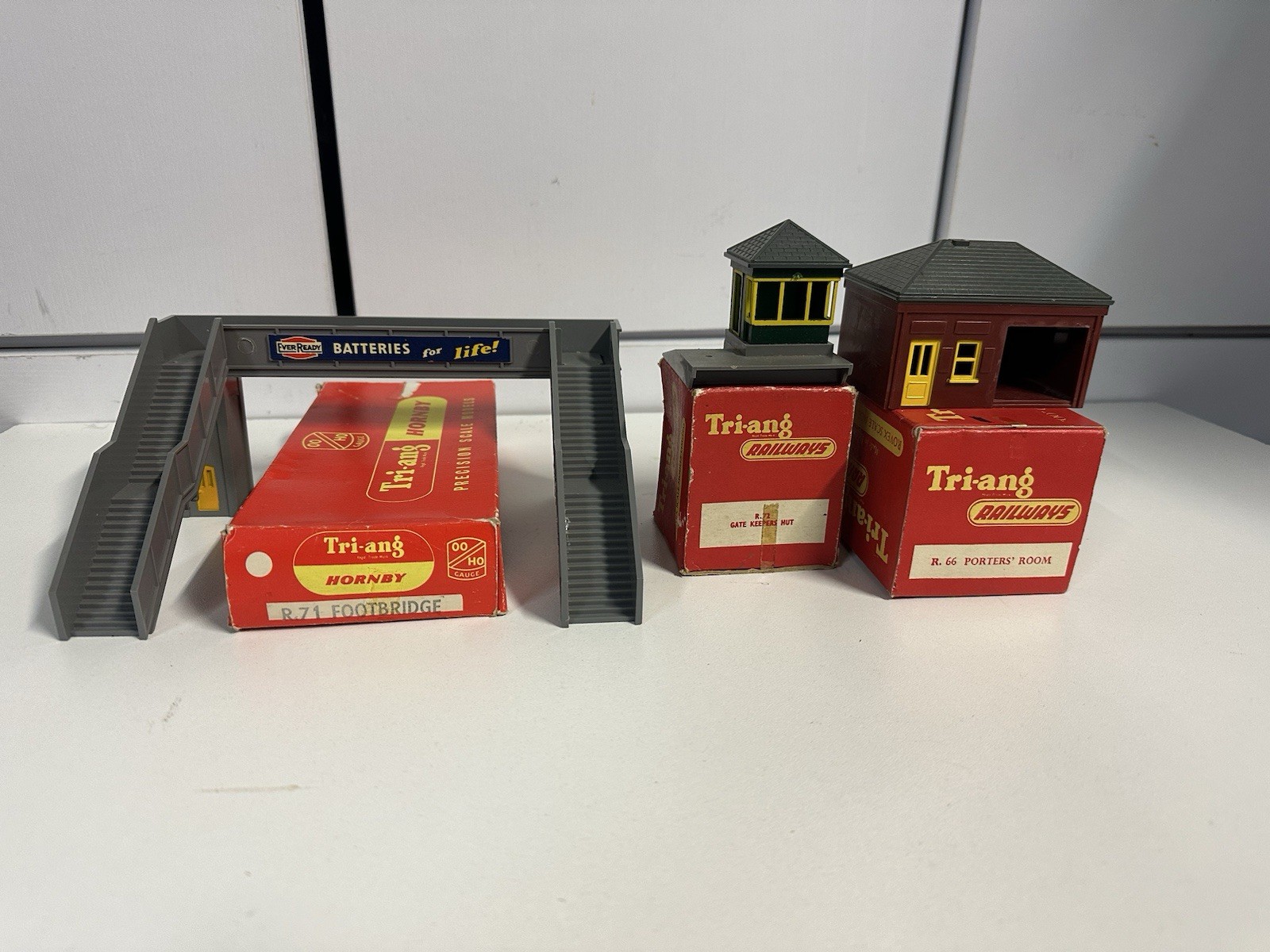 TRIANG ACCESSORIES X 3 R71 FOOTBRIDGE R72 GATE KEEPERS HUT R66 PORTERS ROOM BOXD