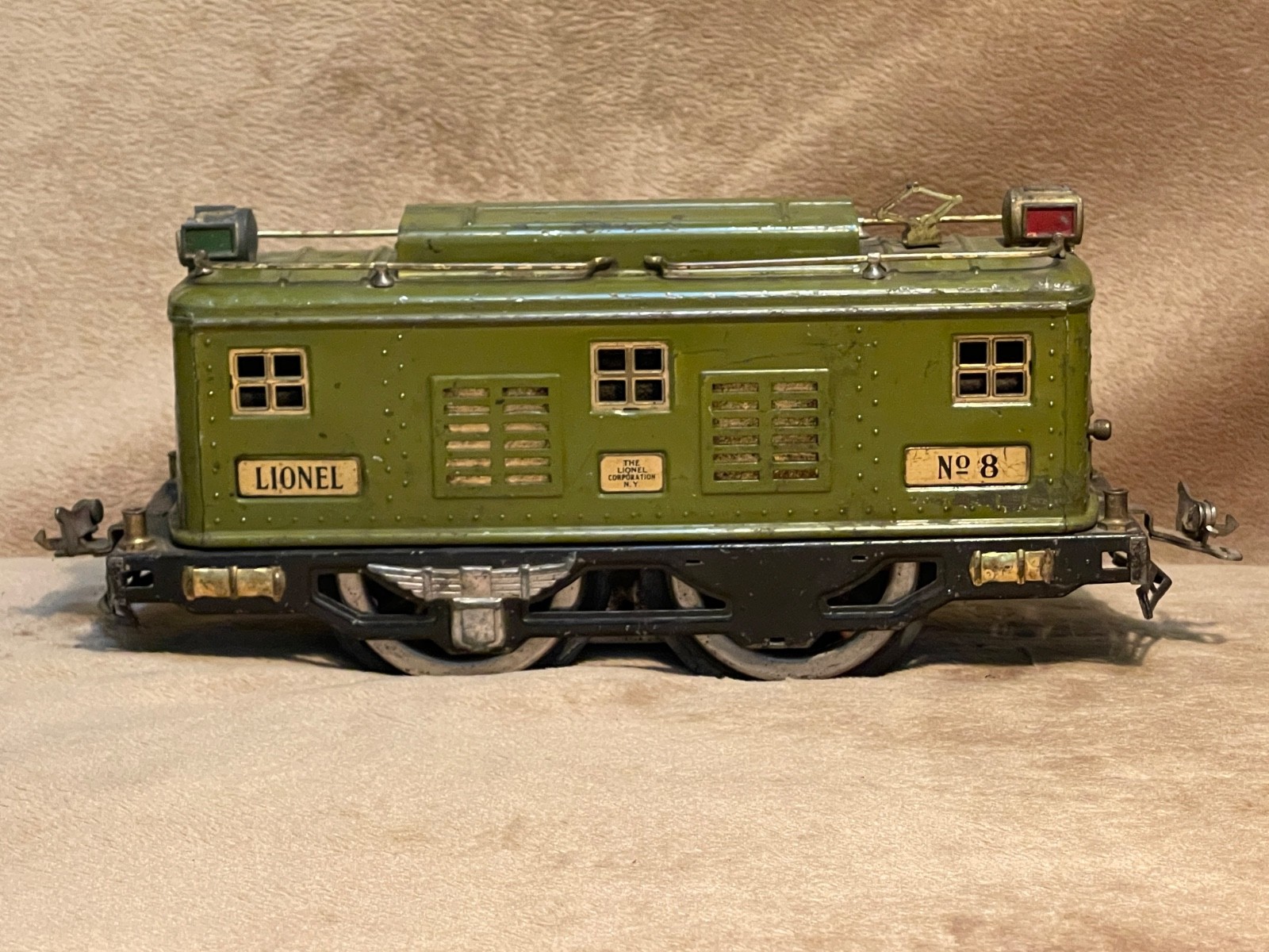 Lionel prewar Standard Gauge electric loco #8, cars 337 and 338. Needs help.