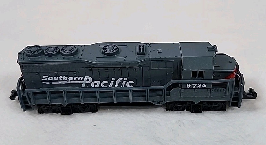 Southern Pacific Locomotive #9725 Model Train No 418 High Speed N Scale Open Box