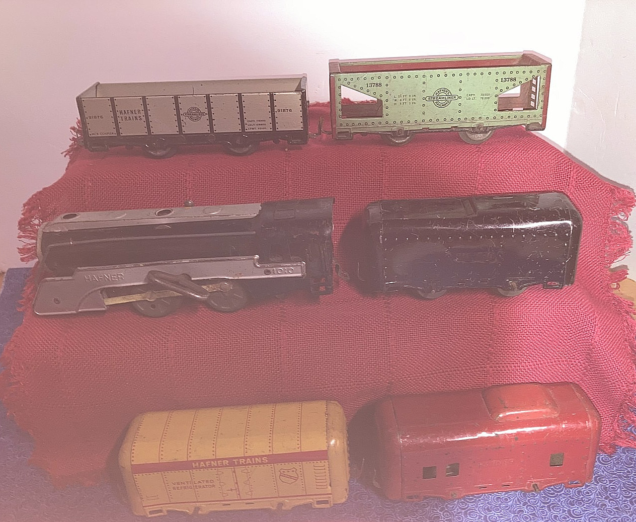 Hafner O Gauge Clockwork Loco #1010 with Key , Tender, 3 Freights & Caboose Runs
