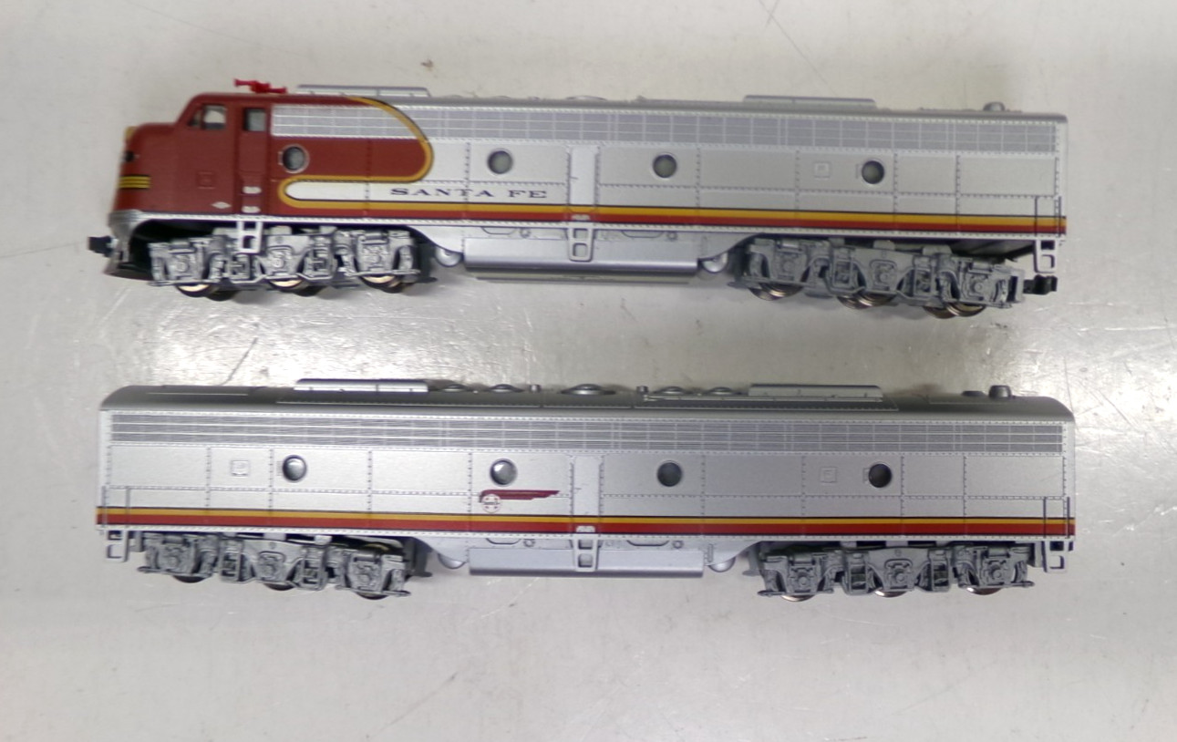 N scale Kato Santa Fe E8/9 A+B diesel engine set in original box (lot N131)