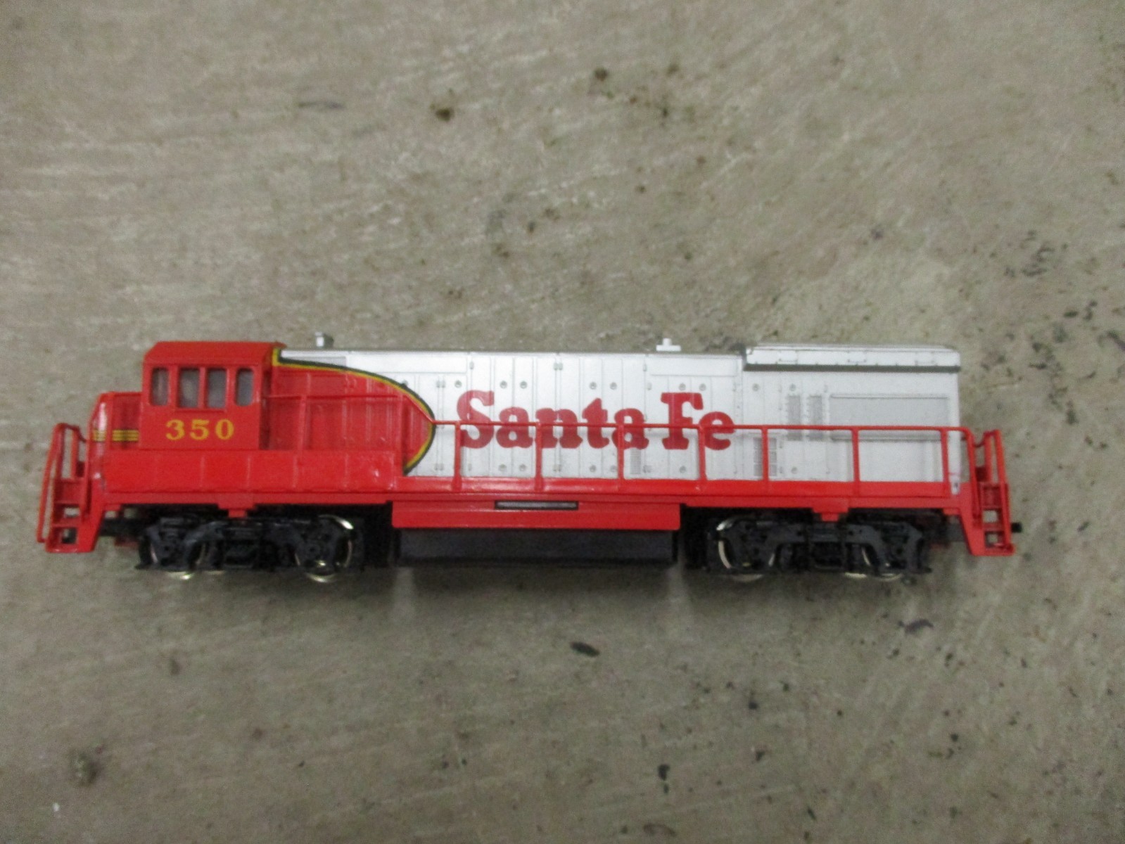 Bachmann Track Tested , HO GE U36B Locomotive Santa Fe #350 with AT&SF CABOOSE
