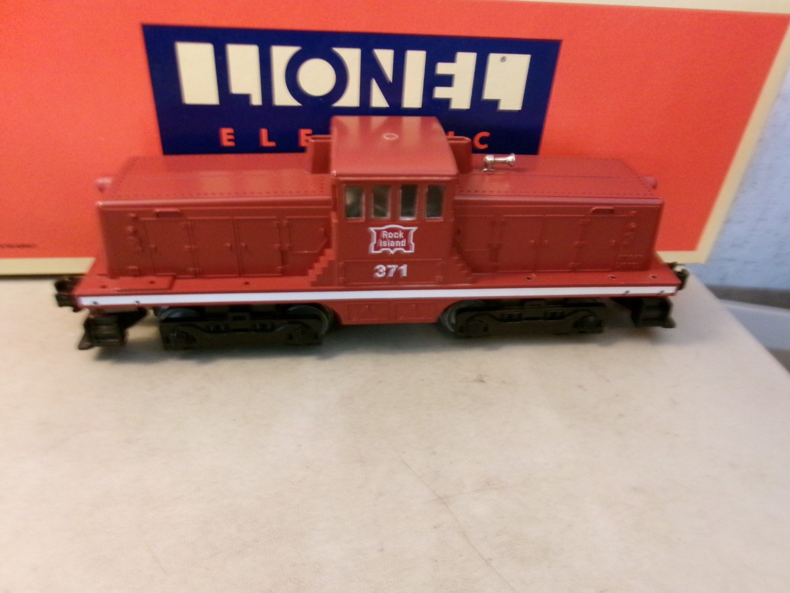 lionel 18907 rock island 44 ton switcher features dual motoroperating headlight