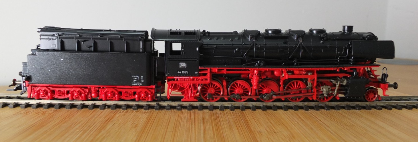 Roco 43260 HO gauge DB BR 44 oil fired Steam locomotive in black livery