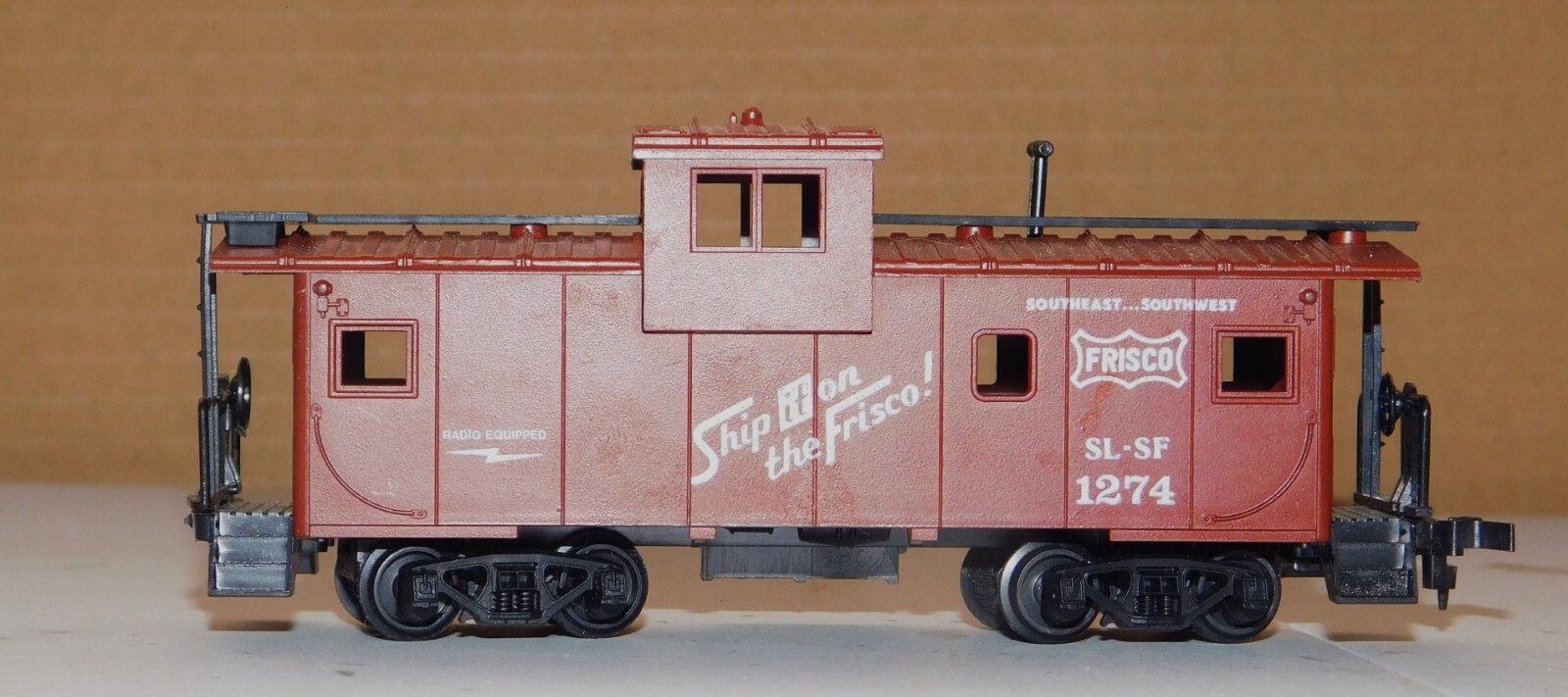 ROCO Wide Vision Caboose ~ St. Louis & Santa Fe RR ~ Radio ~ Rd# SLSF 1274 – HO