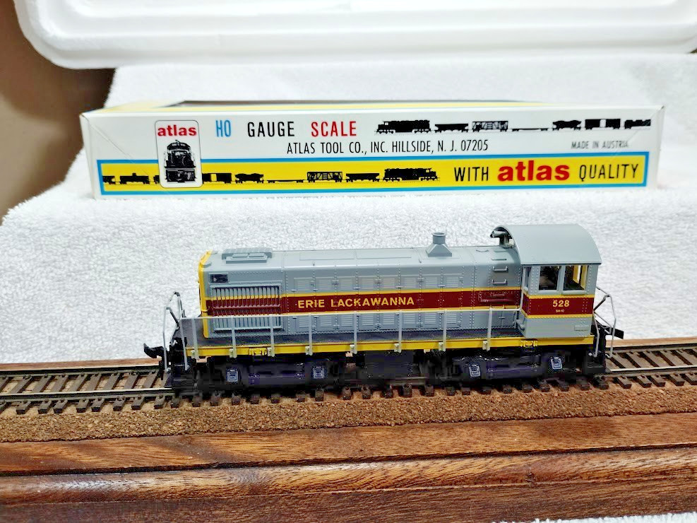 HO Scale Atlas # 8276 Erie Lackawanna S-4 Diesel Powered Locomotive #528 & Box