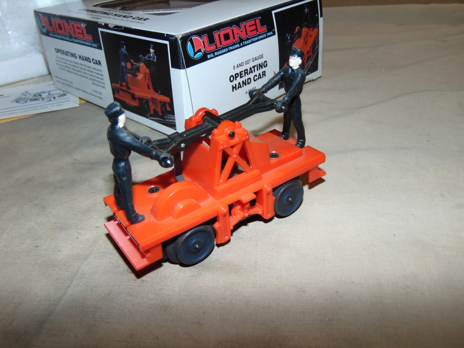 LIONEL 18401 OPERATING MOTORIZED HANDCAR + BOX