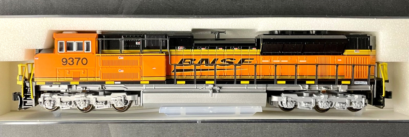 N Scale Kato 176-8415 BNSF SD70ACe Rd. #9370