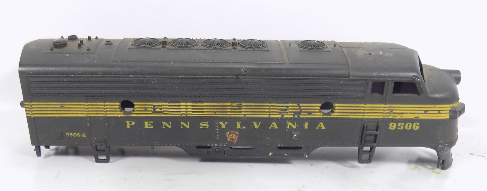 HO / UNBRANDED / DIESEL LOCOMOTIVE / PENNSYLVANIA #9506 / SHELL / PARTS