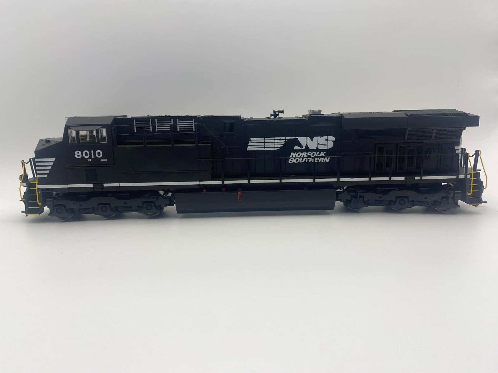HO Scale DCC Ready Walthers Mainline GE ES44AC Norfolk Southern #8010 910-10208