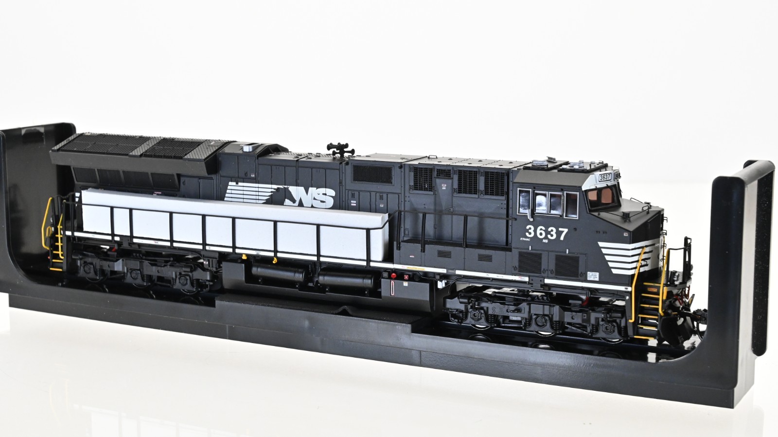InterMountain ET44AC Norfolk Southern 3637 DCC w/Sound HO scale