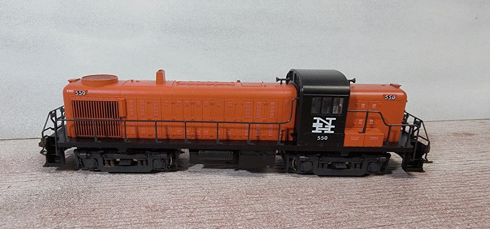 New Haven Railroad ALCO RS-3 Diesel Locomotive 550 Atlas Kato Drive HO Scale