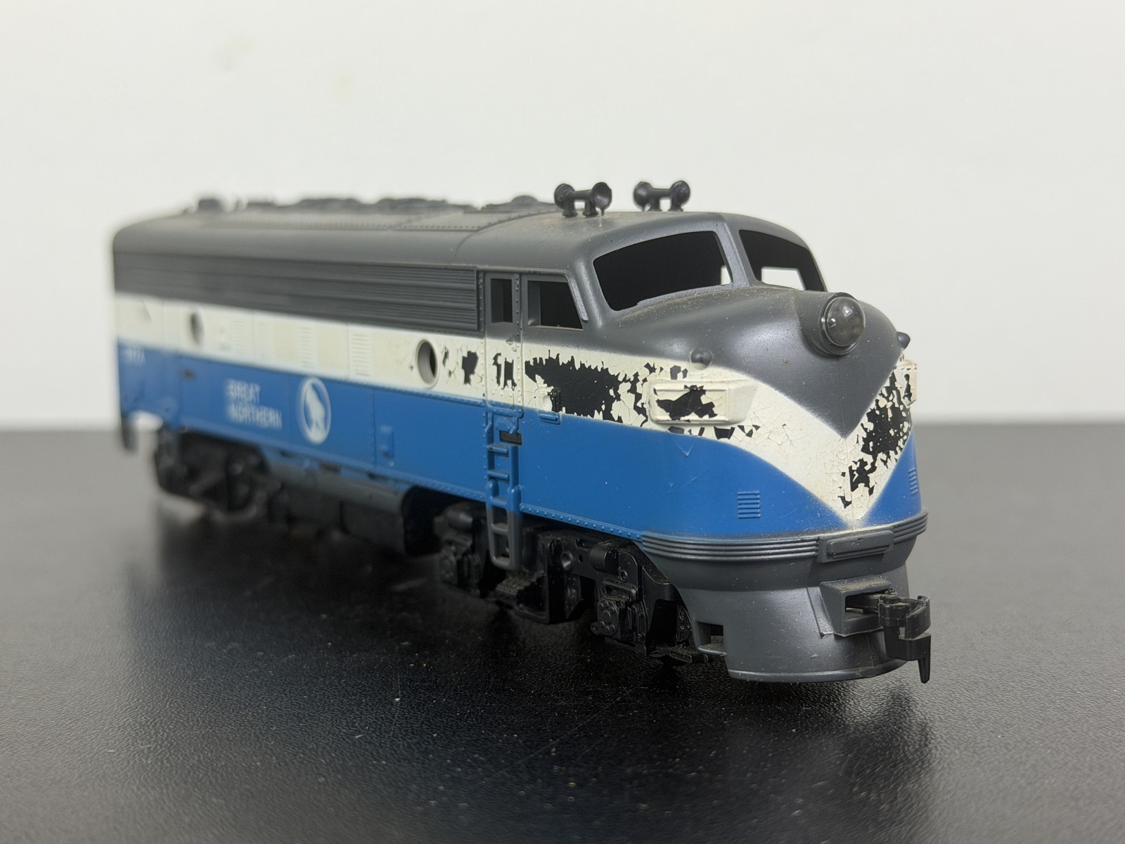 HO Scale Great Northern 377A F-Unit Diesel Locomotive Blue White Gray Vintage