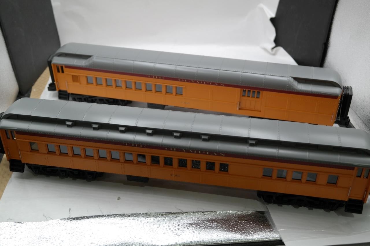 Milwaukee Road O Scale Premier 2-Car 70′ Madison Comb/Din Passenger Set