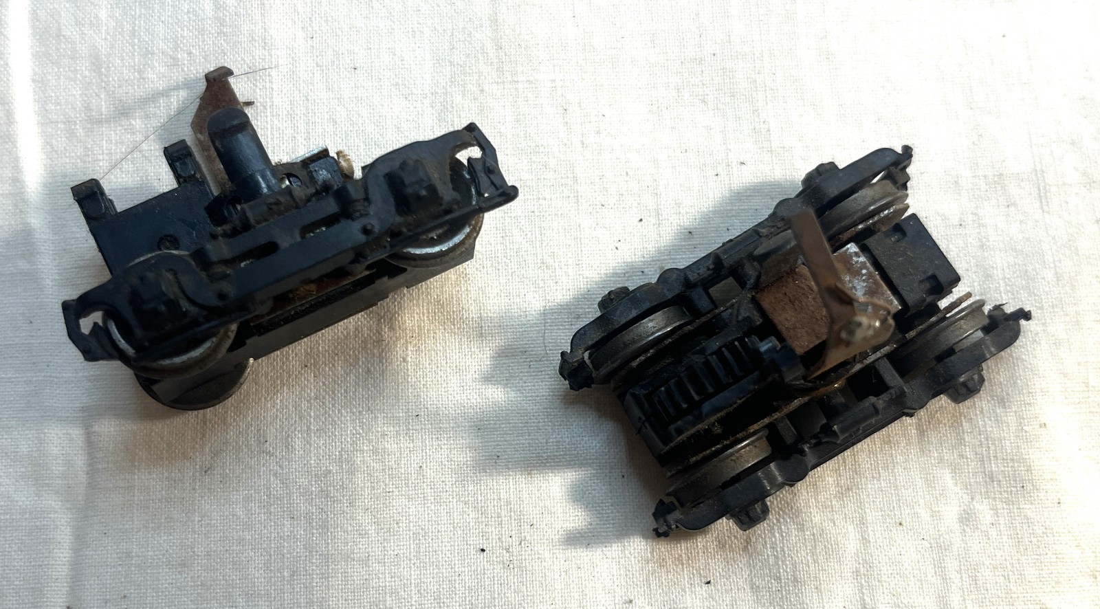 HO scale locomotive PARTS, 2 sets of geared trucks, unknown manufacture