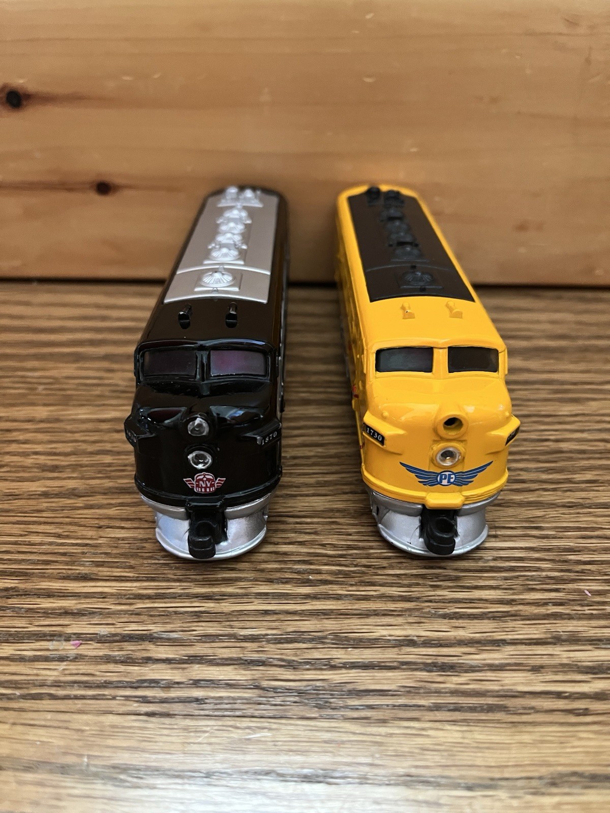 Toysmith 7″ New York Central And Pacific Express Locomotives Pull Back Trains