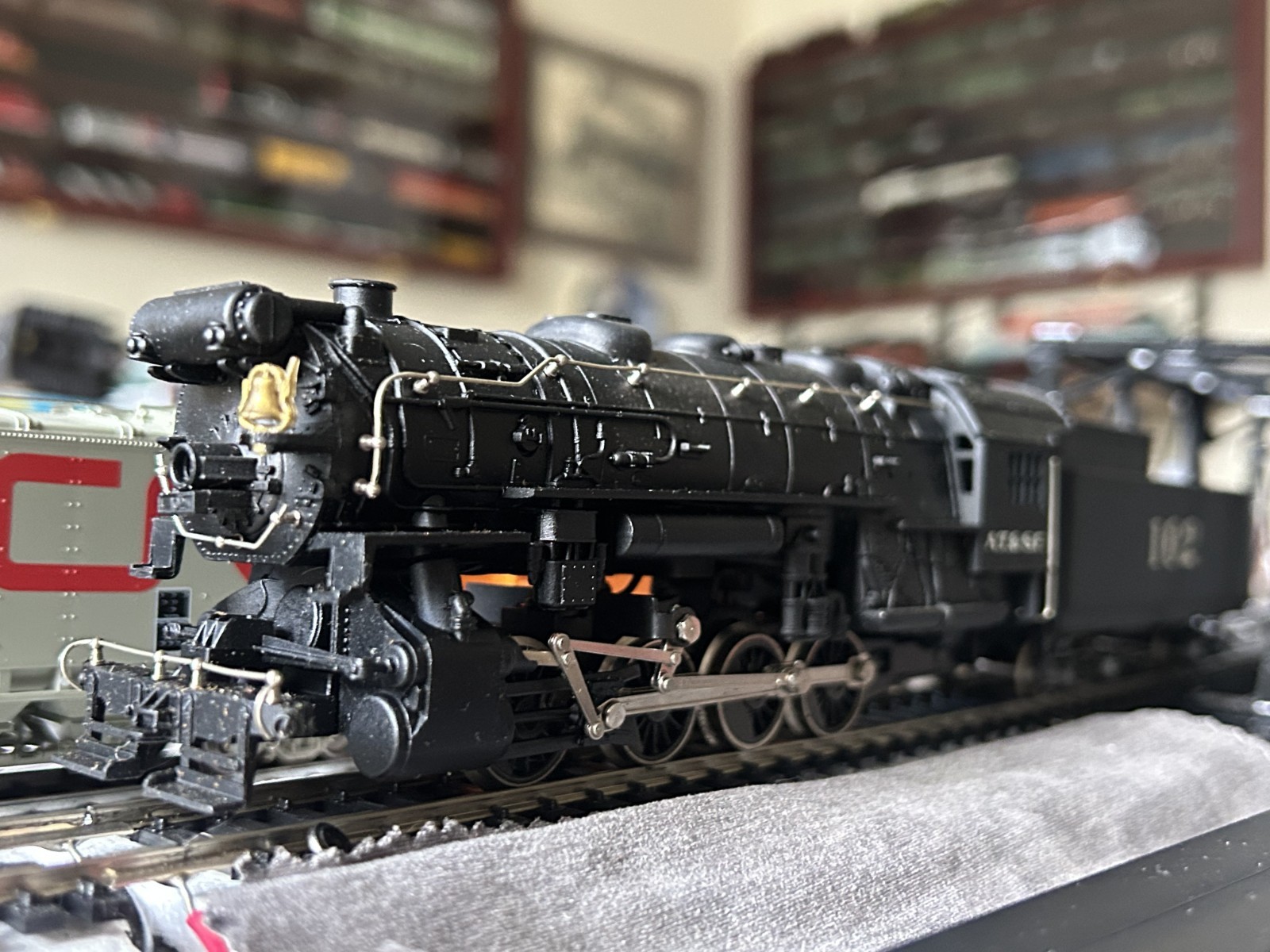 HO Scale – AHM 5082-c Santa Fe 0-8-0 Steam Switcher Engine #102 Great Runner
