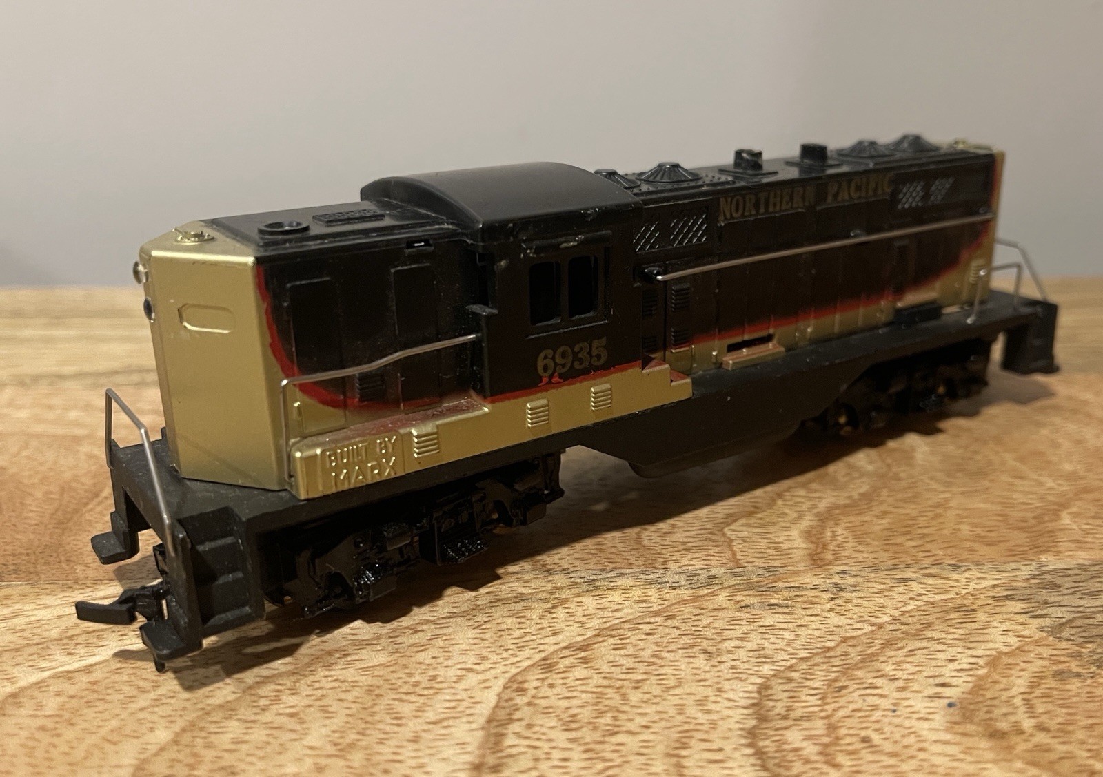 HO scale NORTHERN PACIFIC 6935 DIESEL LOCOMOTIVE