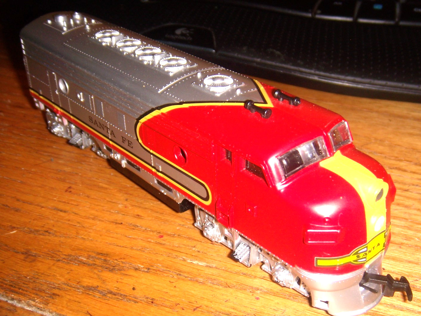 SANTA FE HO SCALE ENGINE UNBRANDED MAKER IS RUNING COND FREE SHIPPING