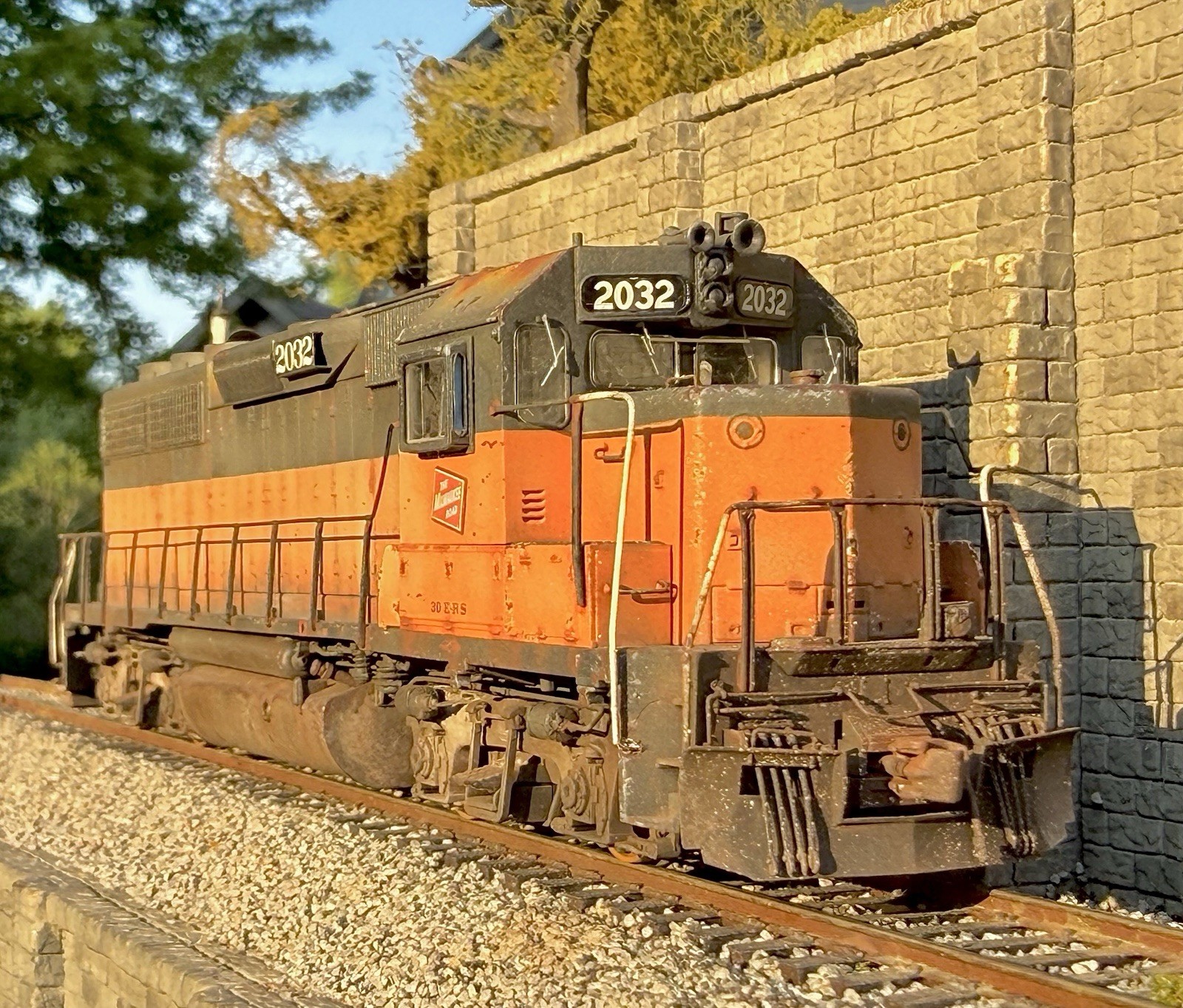 HO ScaleTrains Rivet Counter GP40 Milwaukee Road Sound/DCC /NIB/weathered