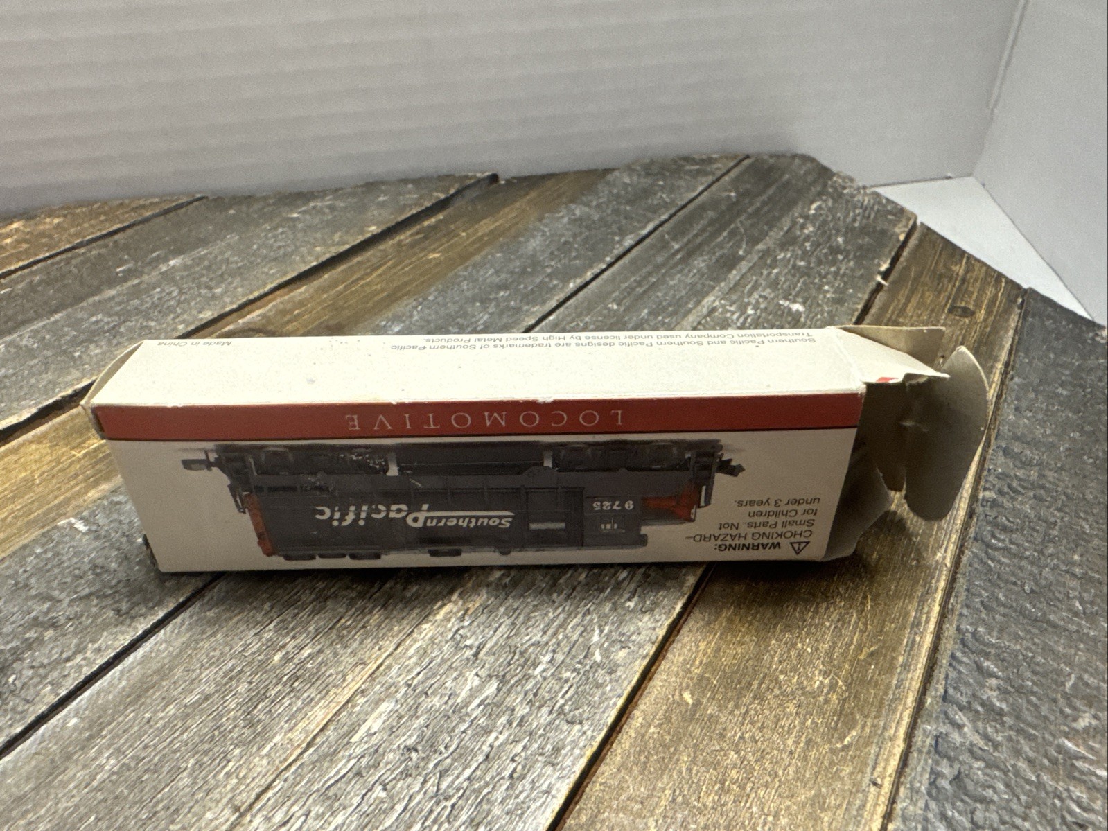 NEW IN ORIGINAL BOX: 1990’s South Pacific 9725 Locomotive Train 4″, Mint m16
