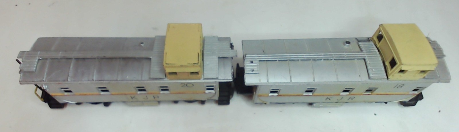 Hand-painted AHM HO RS-2 Diesel Locomotive, 2 Cabooses – Roco, Unbranded (DL076)