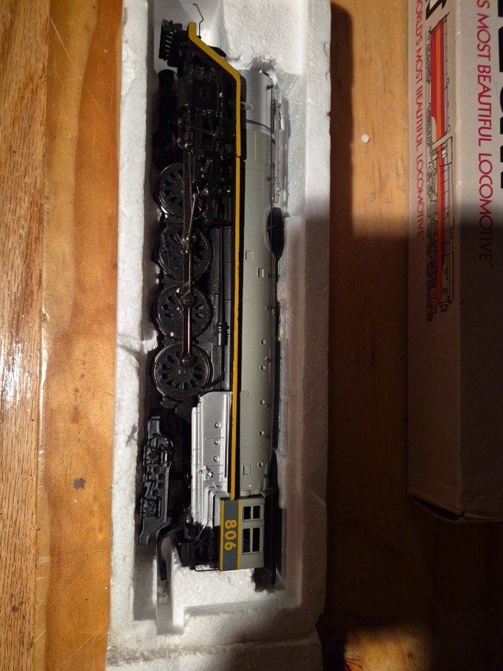Union Pacific 4-8-4 Overland Limited 806 Locomotive & Tender Bachmann HO