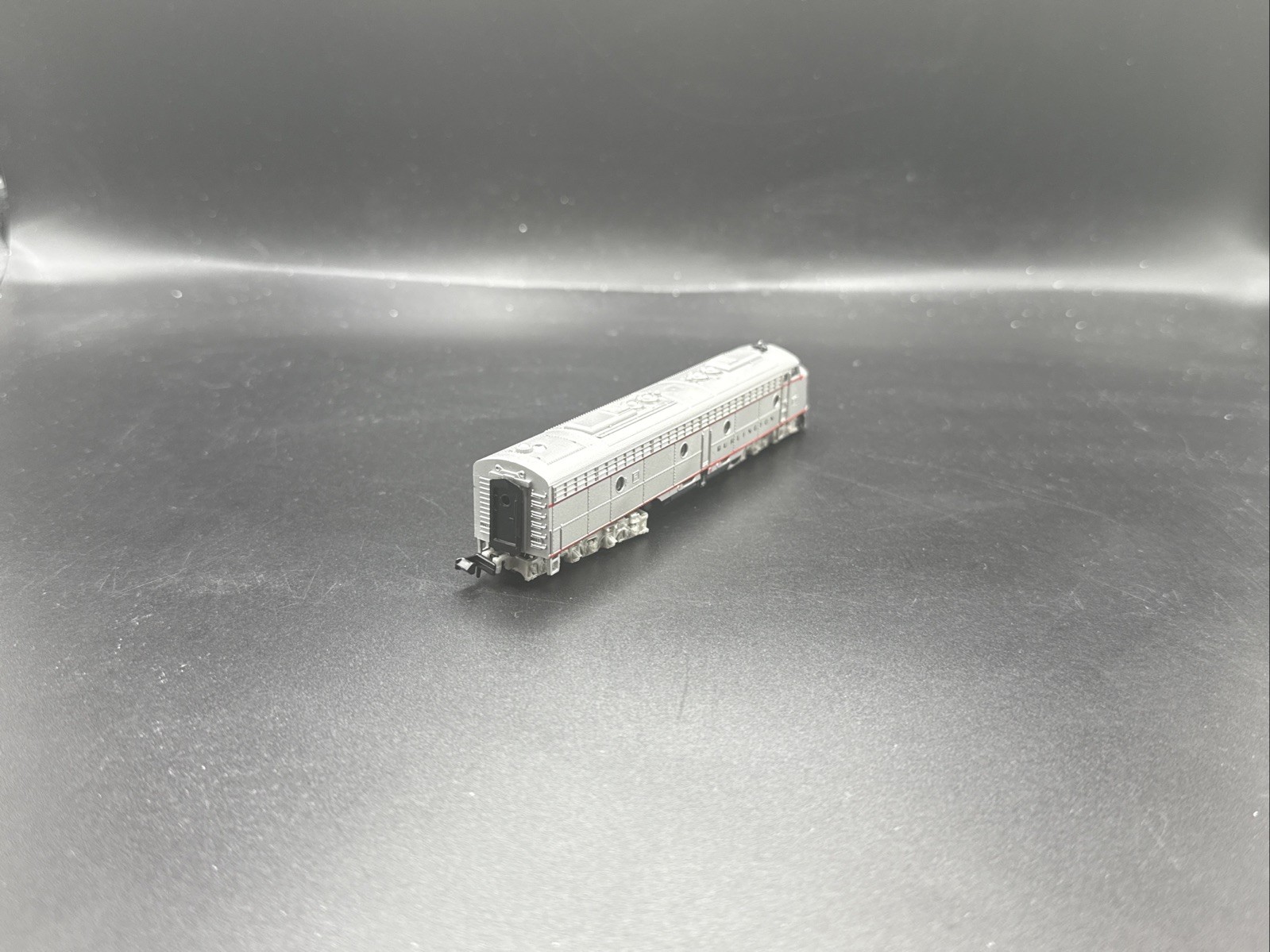 N scale diesel locomotive E8 New Burlington #7206 READ F.4