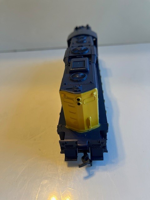 ATHEARN – HO Gauge – ATSF – GP-9 Powered Diesel Engine & Dummy #2685 -Nice Pair!