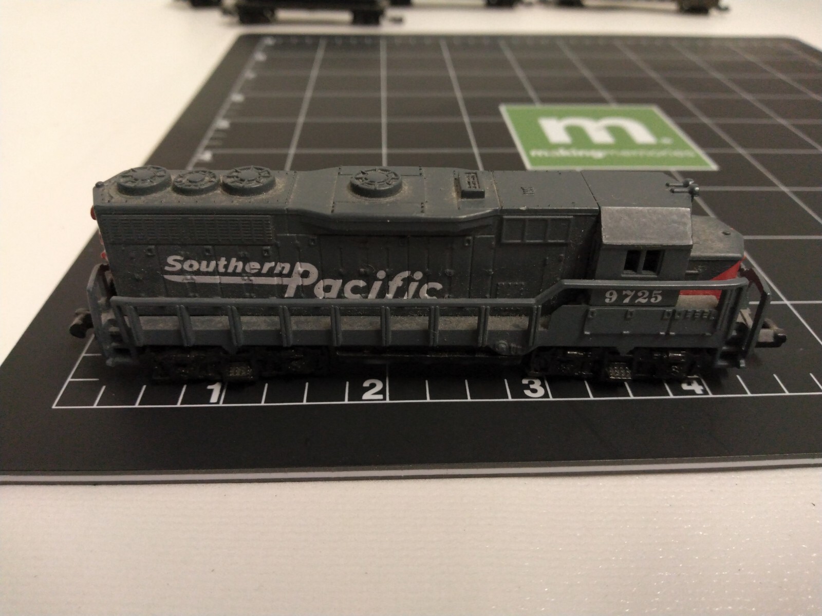 PREOWNED High Speed Metal Products 7 Piece Lot Trains & Cars READ DESCRIPTION