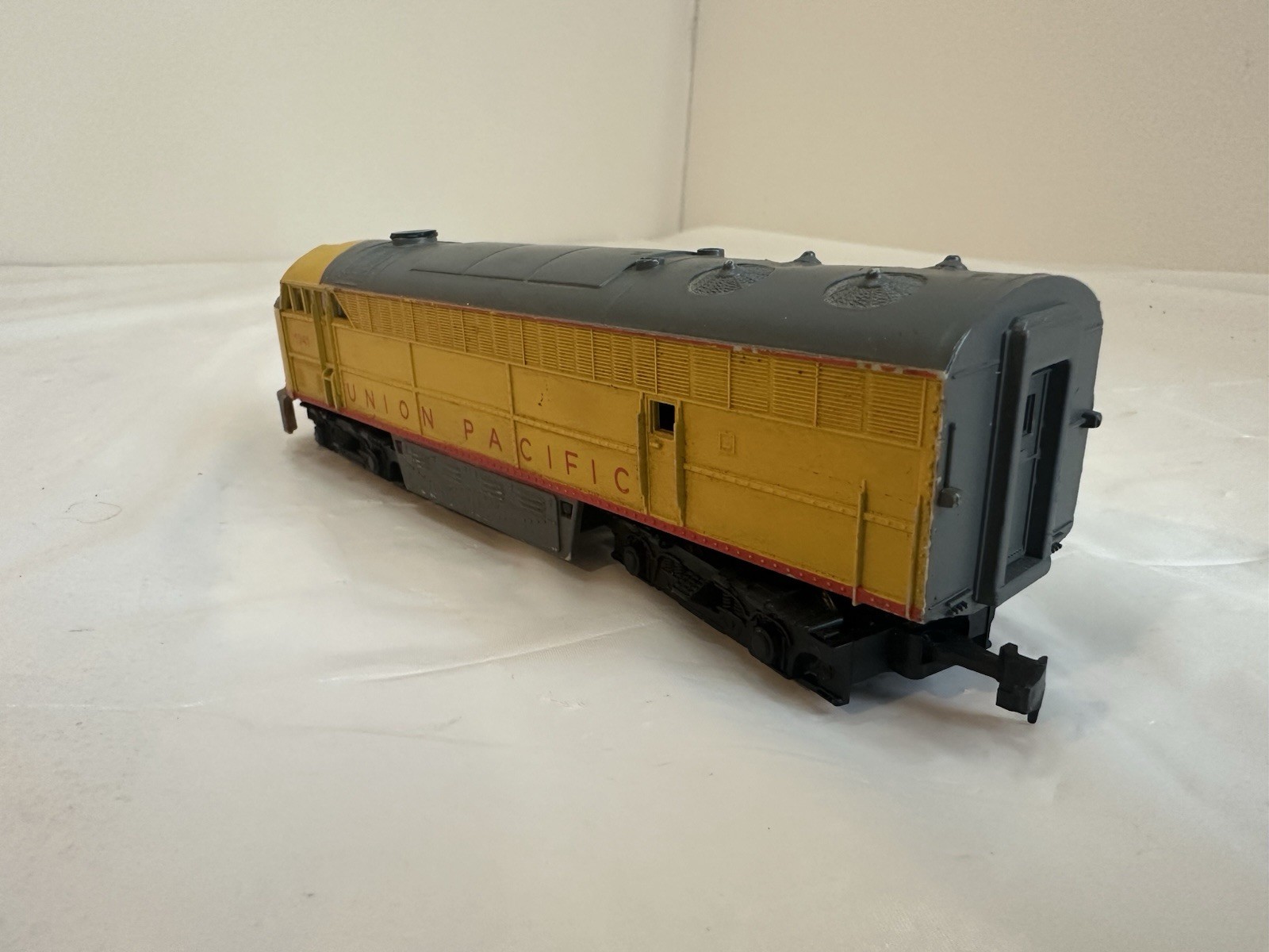 AHM Tempo Union Pacific Powered Locomotive 1041 HO Scale Used Working EMD E9