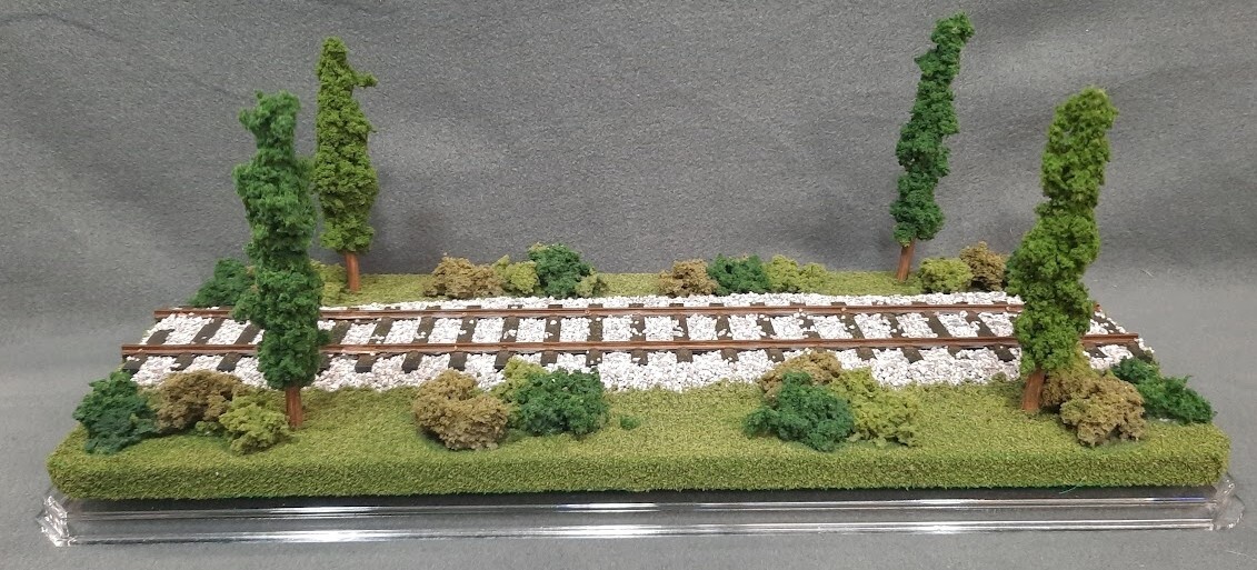 O SCALE – 16″ SINGLE TRACK- “SUMMER SCENE” DISPLAY CASE- FOR ANY O SCALE TRAINS