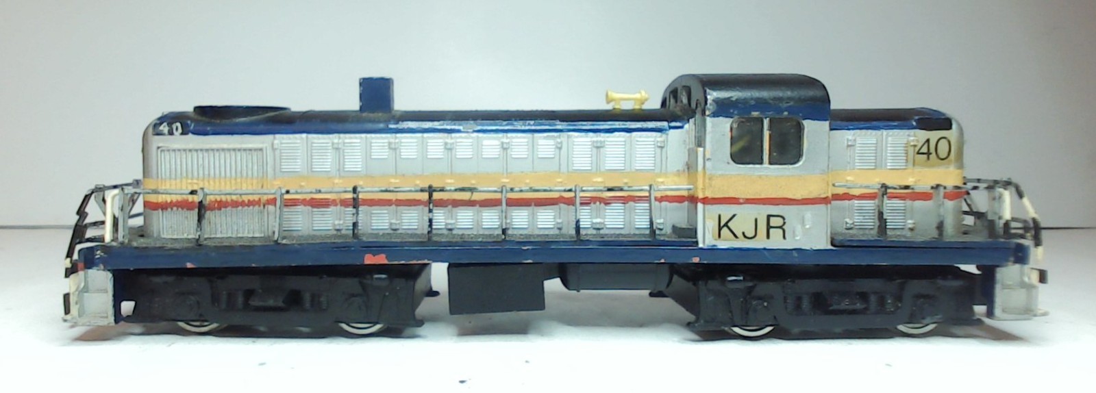 Hand-painted AHM HO RS-2 Diesel Locomotive, 2 Cabooses – Roco, Unbranded (DL076)