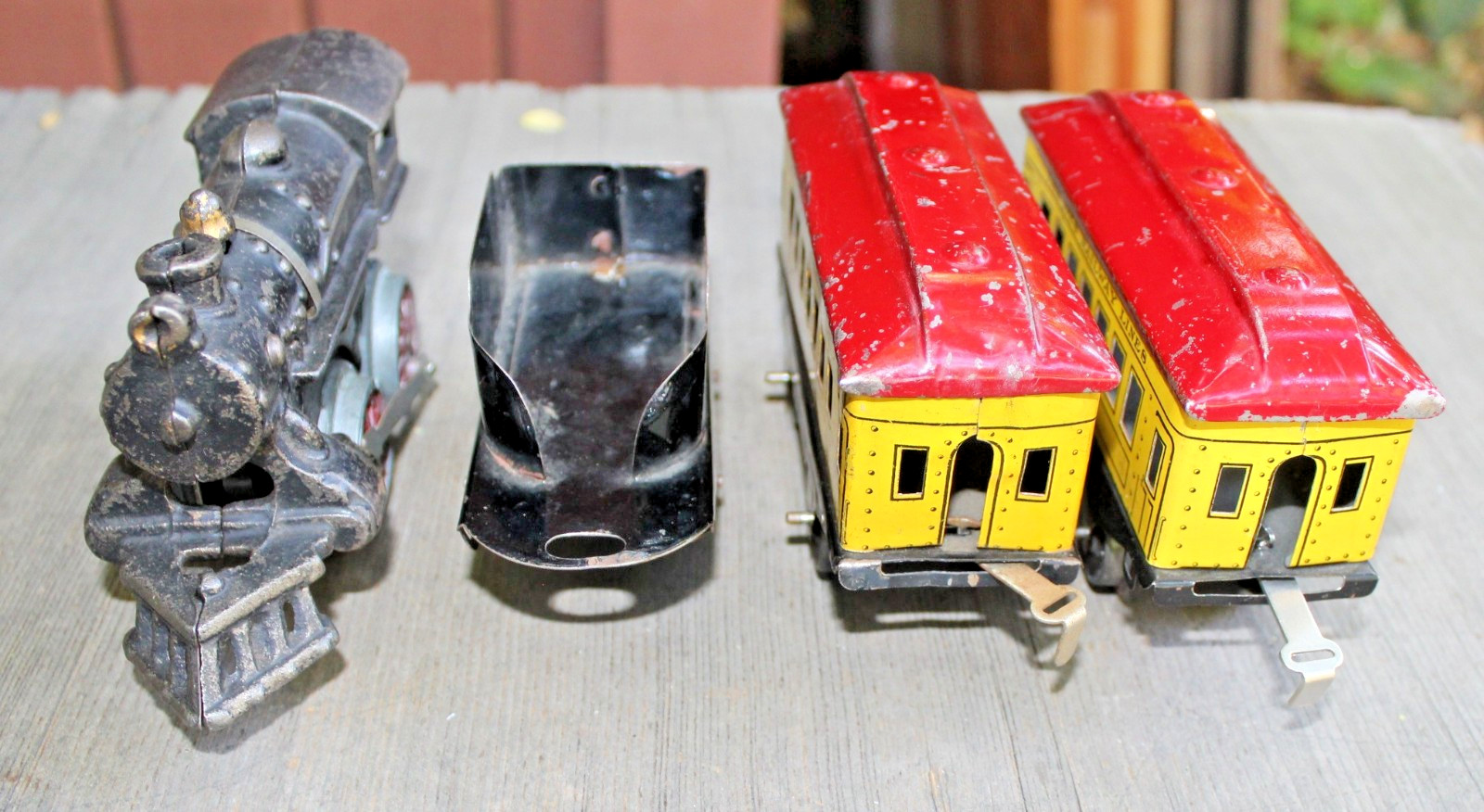 Ives Prewar O Gauge #66 Windup Locomotive & Tender & 2- Yellow #51 Chair Cars b2
