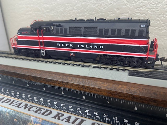 BL2 ROCK ISLAND loco – DC ANALOG HO Scale “CARBODY STYLE” PASSENGER OOP DISPLAY