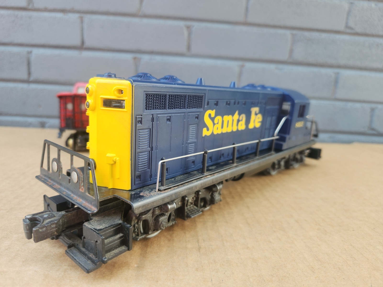 Lionel 8352 Santa Fe GP7 Powered Diesel Switcher Locomotive & 9163 AT&SF Caboose
