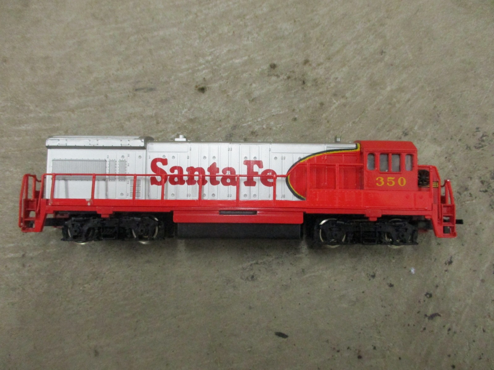 Bachmann Track Tested , HO GE U36B Locomotive Santa Fe #350 with AT&SF CABOOSE